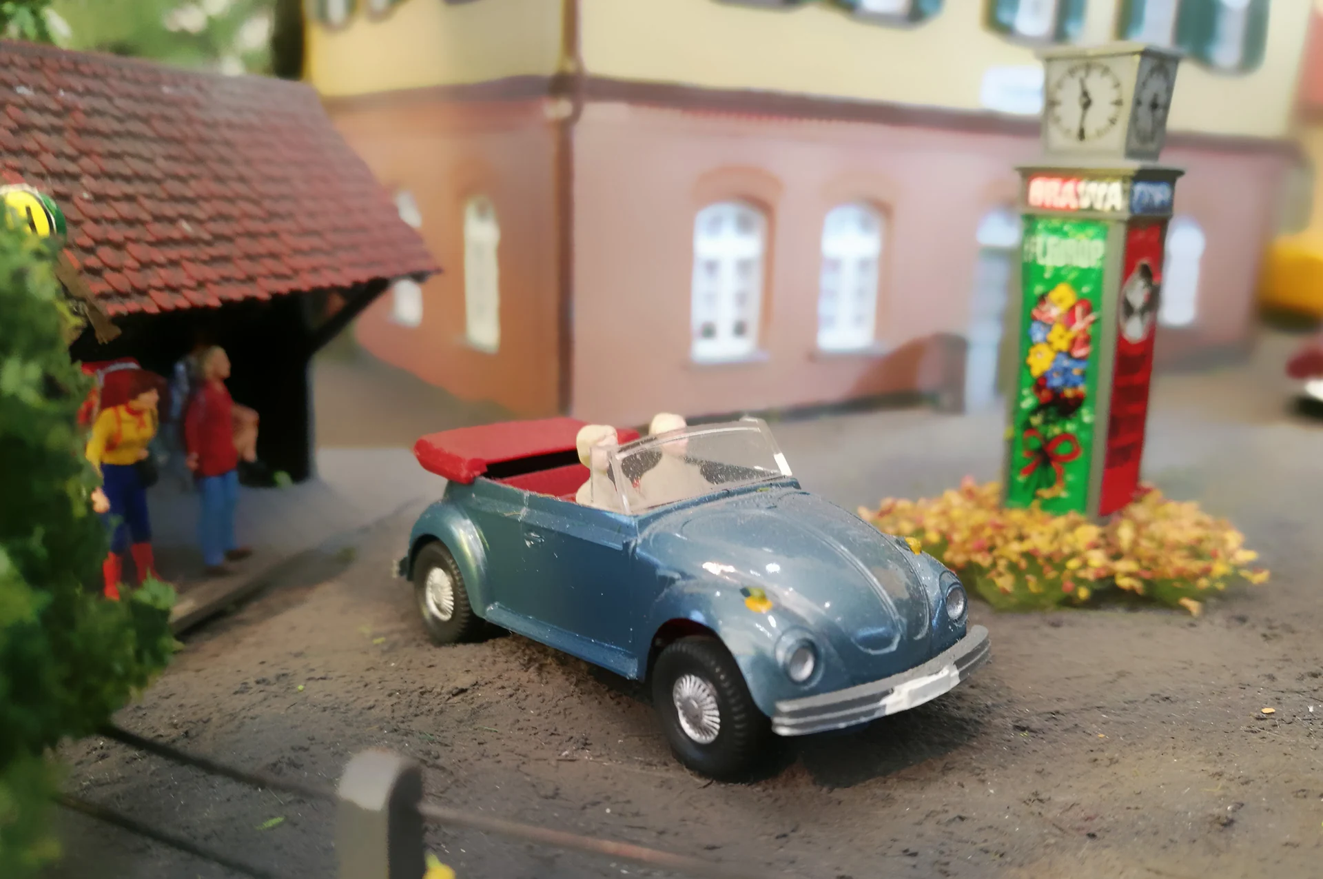Modellauto in einer Modellbahnszene