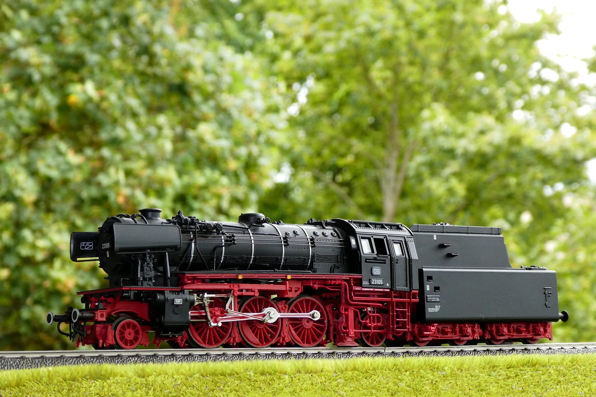 Detailaufnahme einer schwarzen Dampflokomotive