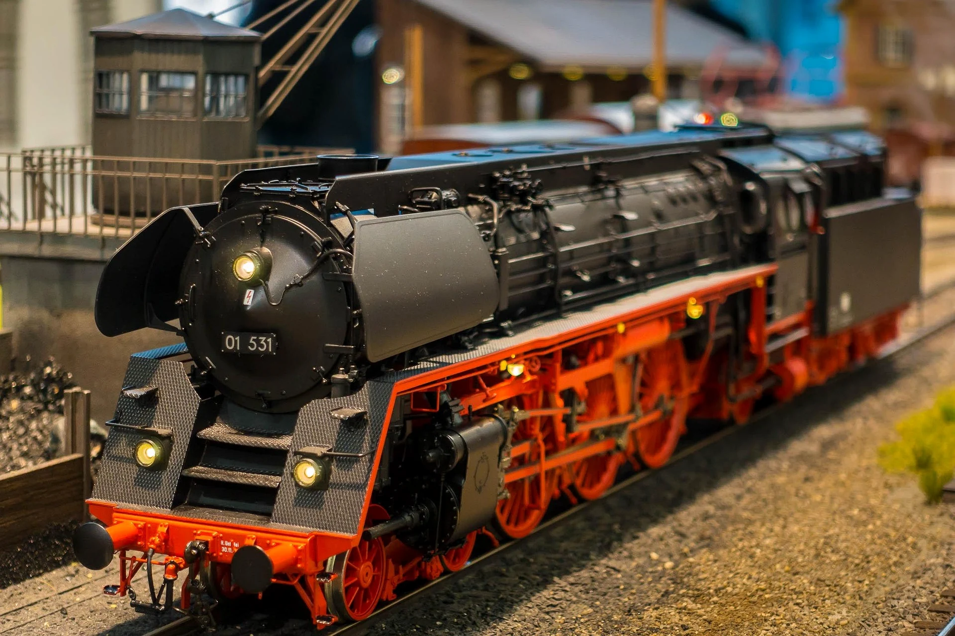 Dampflok auf einer Modellbahnanlage