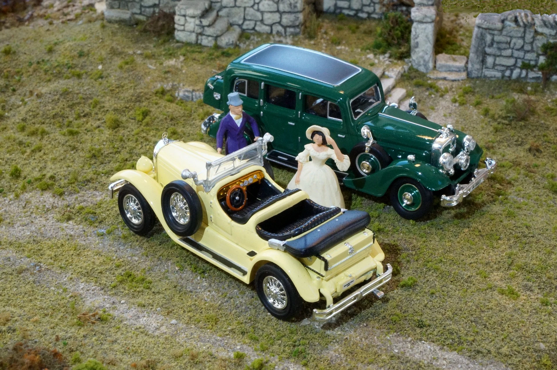 Klassische Modellautos mit Figuren