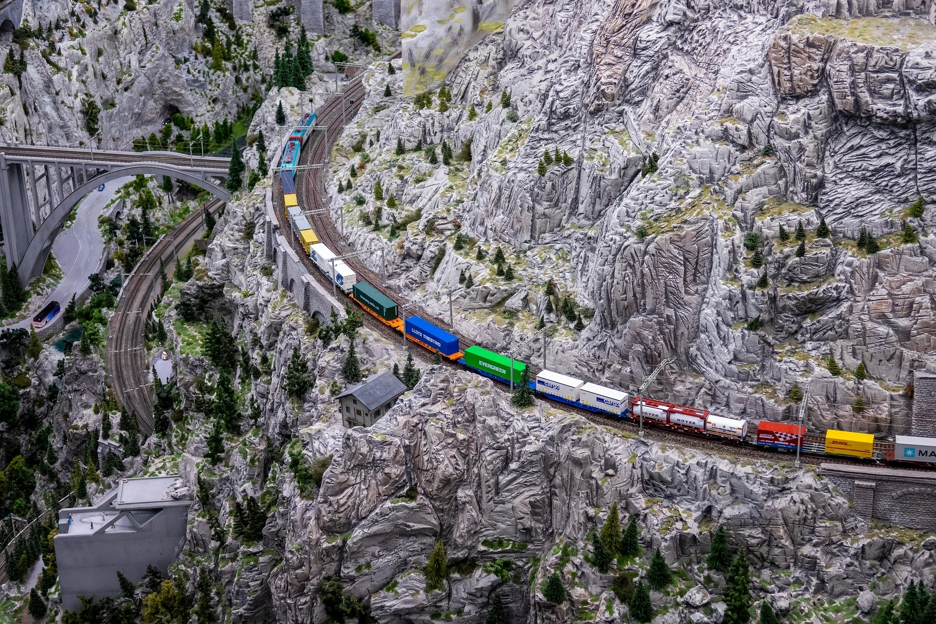 Sehr große Modelleisenbahnanlage in einer Gebirgslandschaft