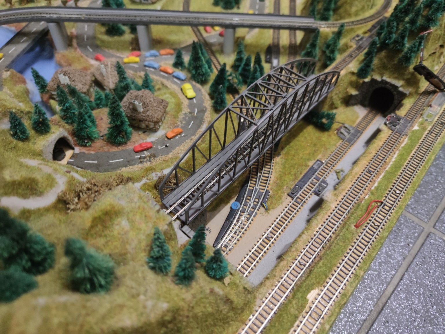 Modelleisenbahnanlage mit Gleisen