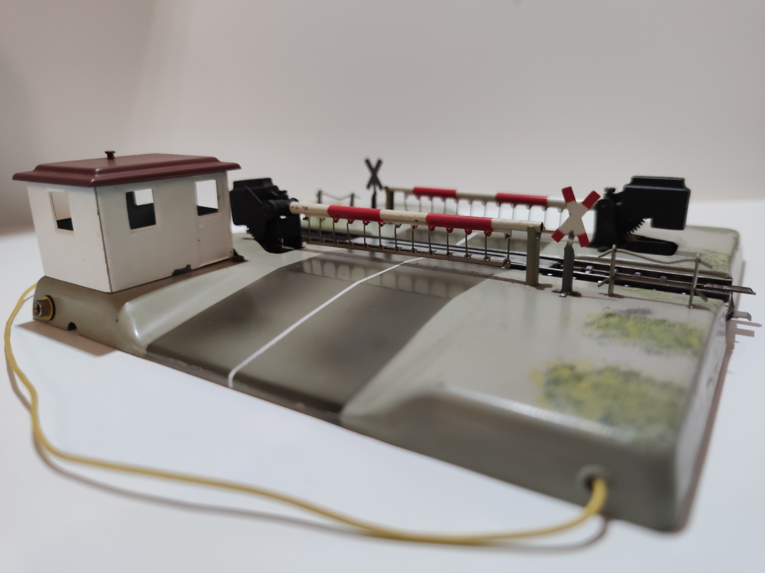 Historischer Modellbahn-Bahnübergang