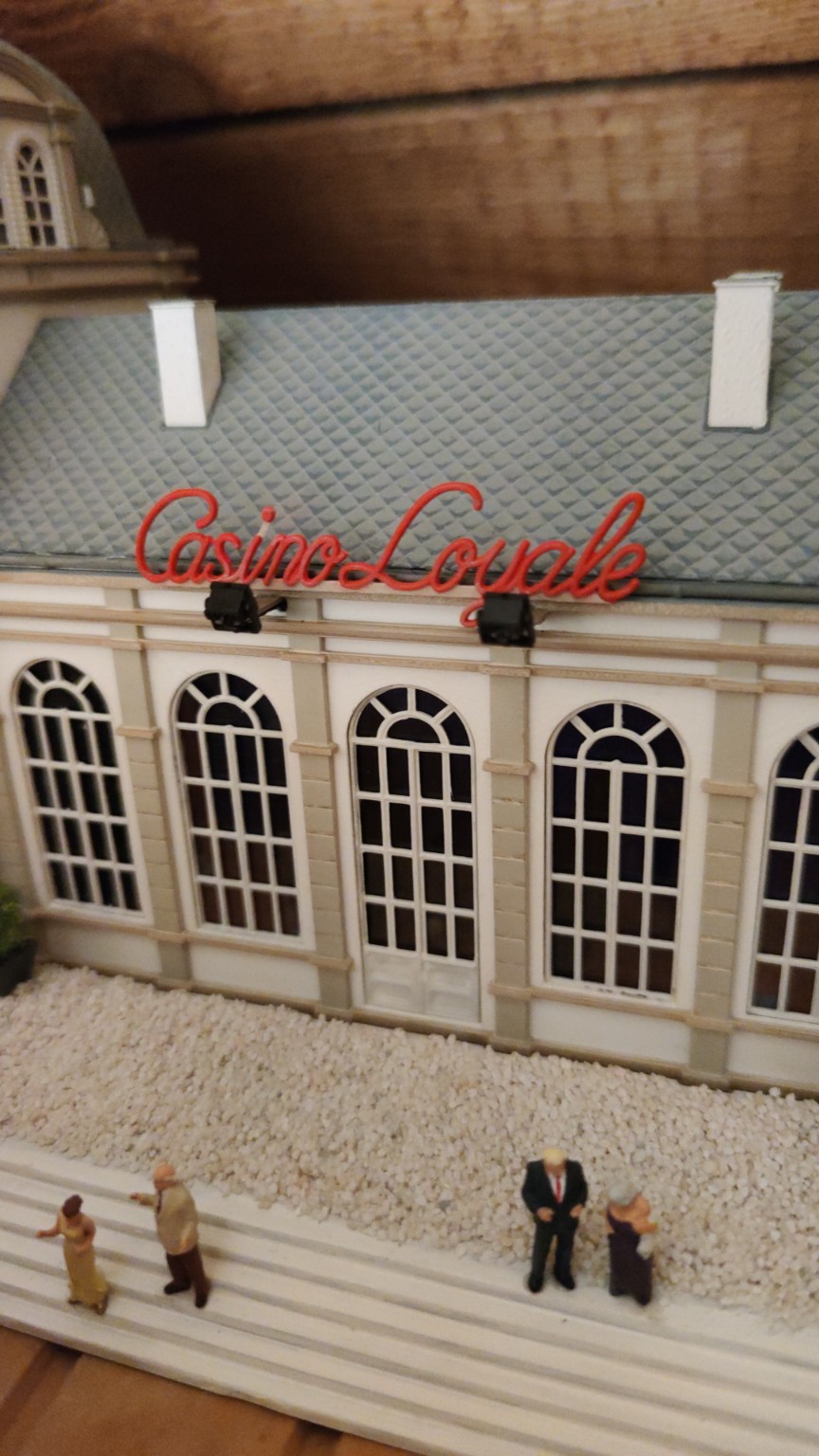 Detailreiches Modellgebäude Casino Royale mit Figuren