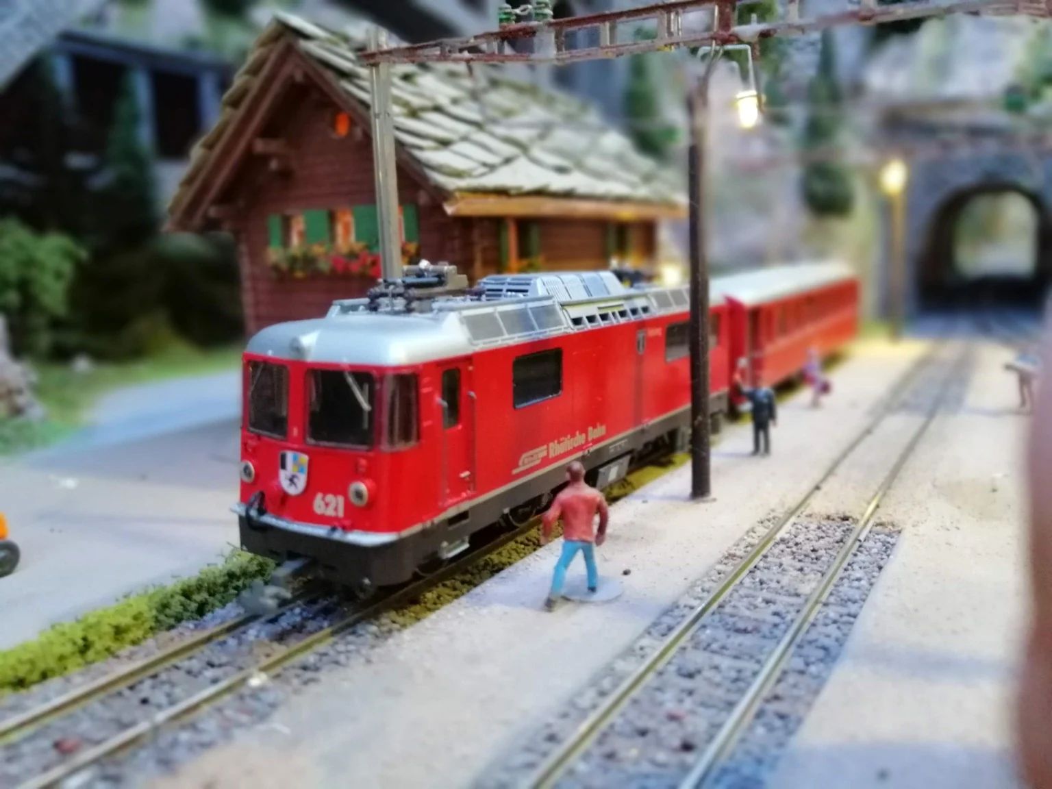 Rote Modellbahn-Lokomotive