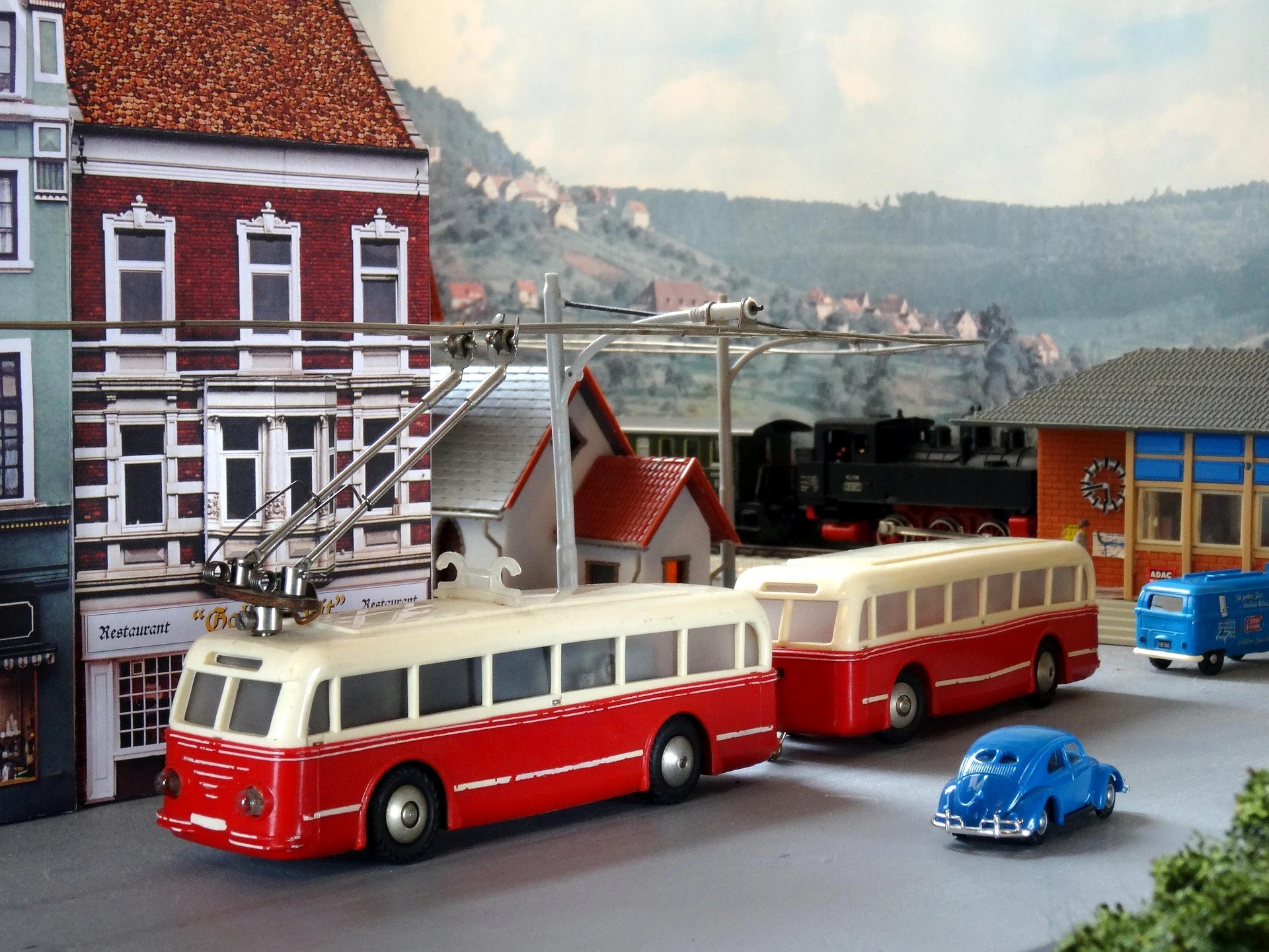Modell-Oberleitungsbusse in einer Stadtanlage
