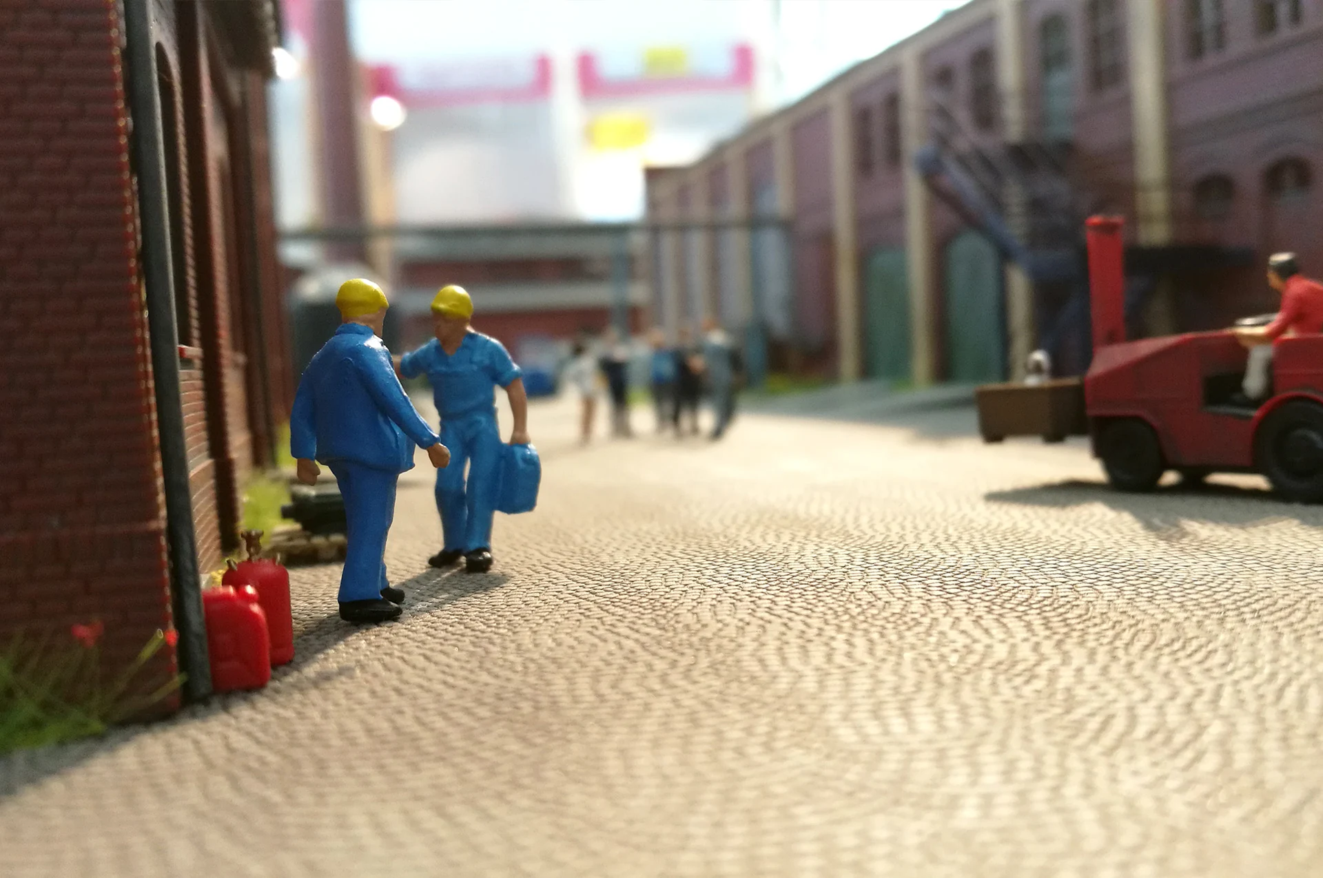 Detailreiche Modellbauszene mit Figuren und Gebäuden